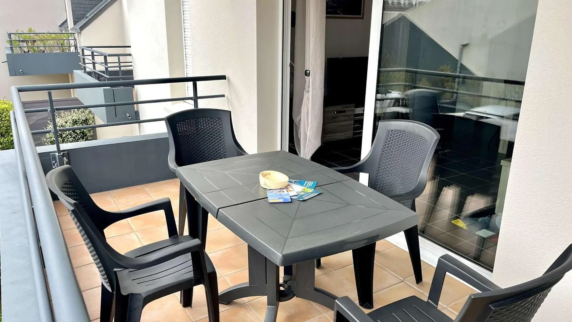Apartment Etel : Appart. 2P Avec Terrasse Sud, Parking & Petit Chien Bienvenu - Fr-1-479-218